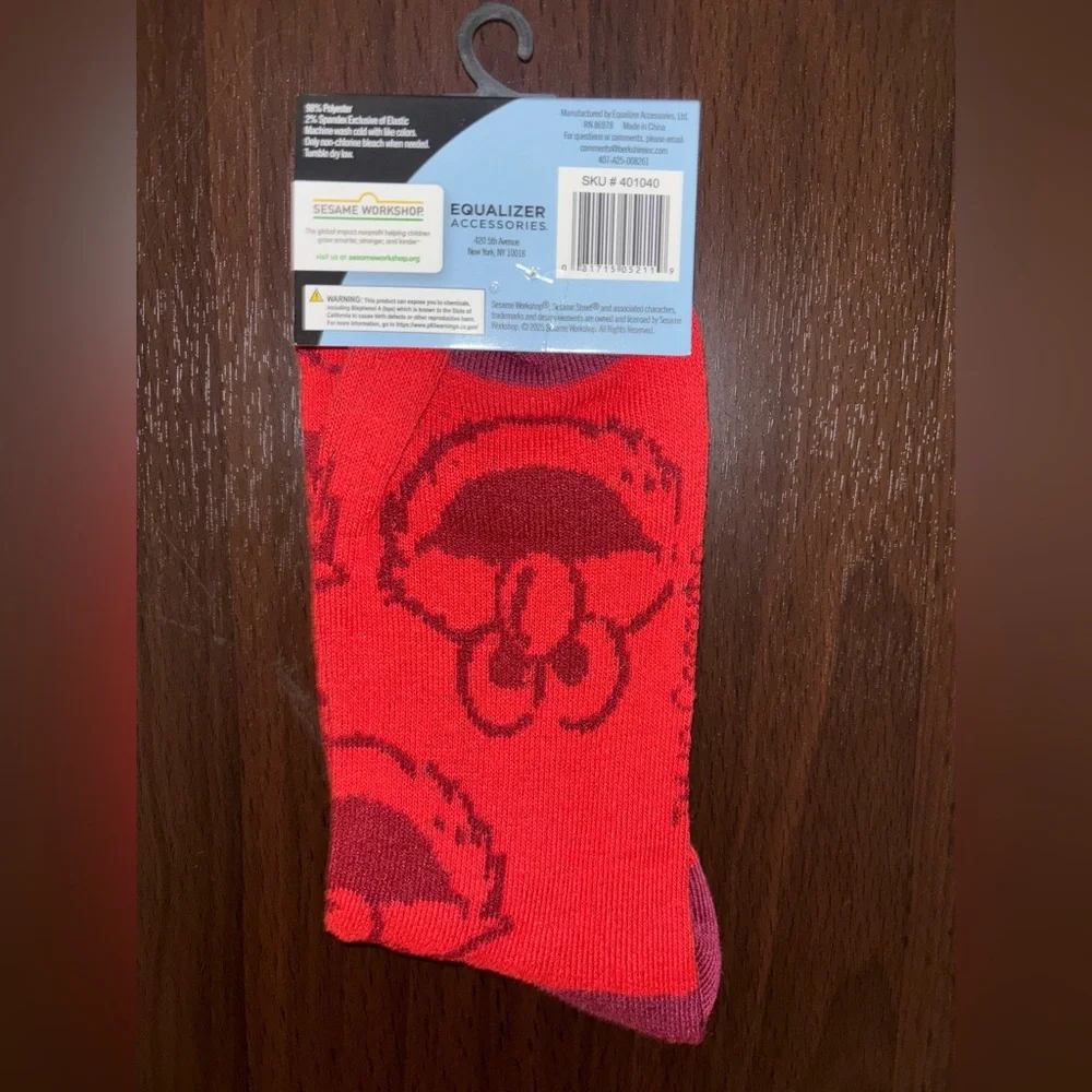 SESAME STREET ELMO NOVELTY CREW SOCKS NWT MEN’S SHOE SIZE 9-13